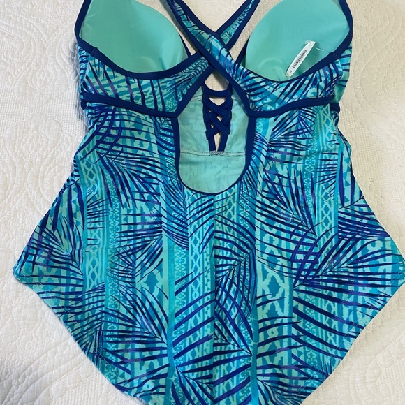 Adore Me - One Piece plunge front with criss cross back. - Picture 2 of 4